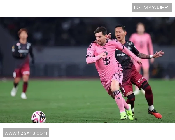 球星踢完足球脱鞋放松瞬间引热议 网友纷纷点赞他的一举一动